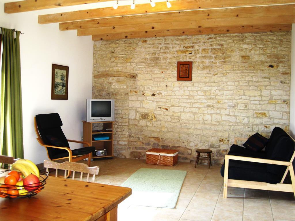 Le Noisetier At Les Hiboux Gites Chef-Boutonne 객실 사진